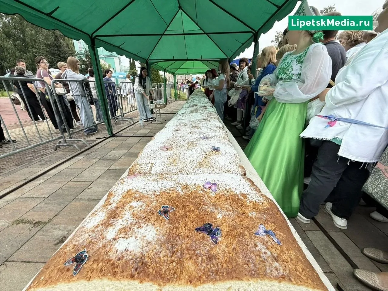 Чаплыгин отметил День округа 13-метровым пирогом — каждый год его делают на метр длиннее. Для гостей