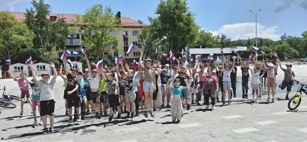 Сегодня на площади у фонтана, под развевающимися на ветру полотнищами триколора, наши р...