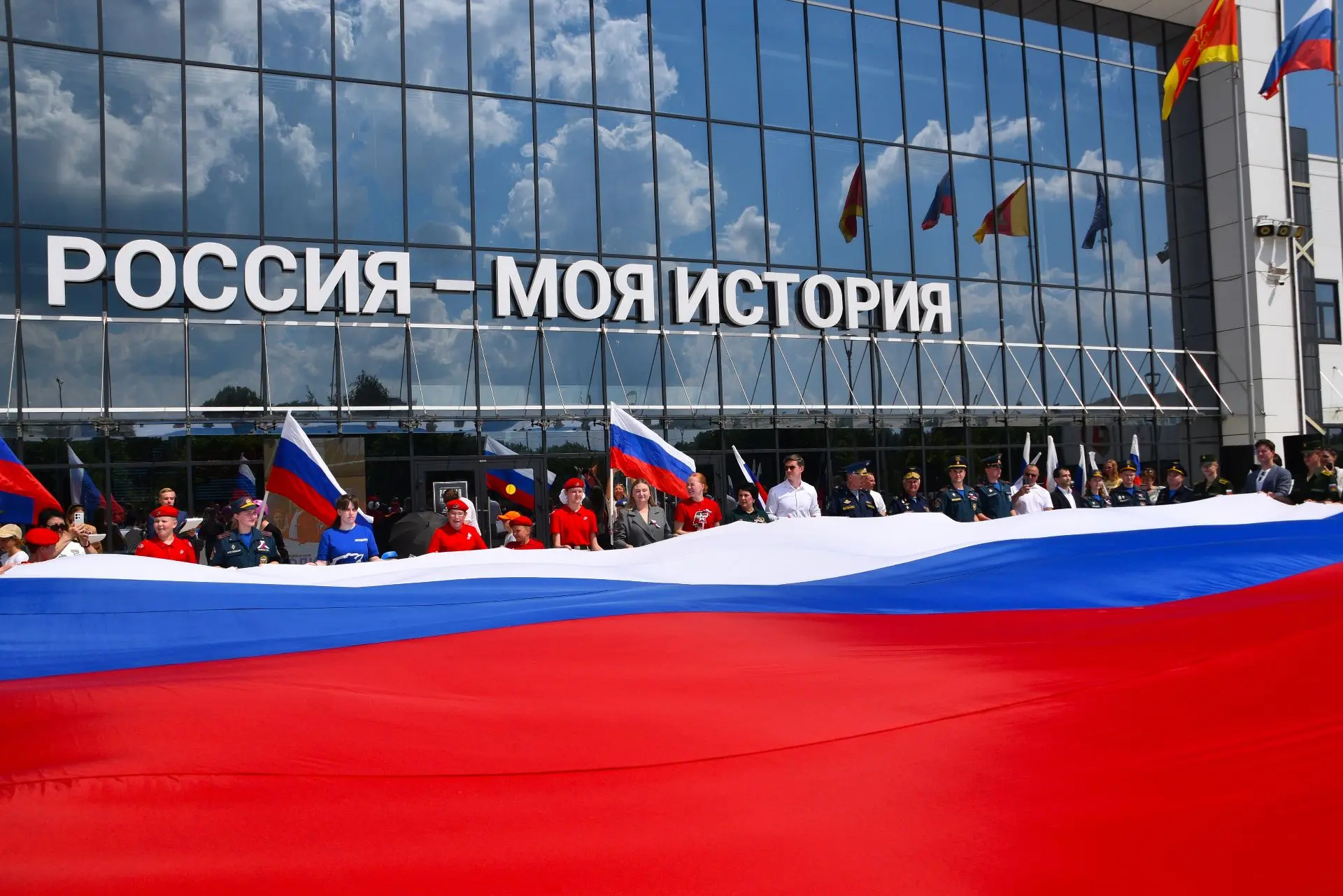 С Днём России, Тверь! 🇷🇺

Жителей города поздравил Глава города Алексей Огоньков.

«Поздравляю вас