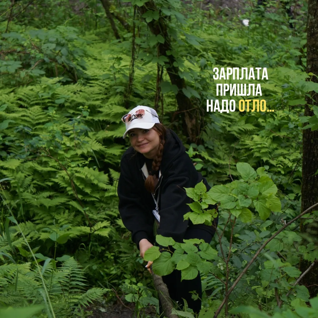 Вдох, ветер, тепло кружки в руках, тень облака на траве.