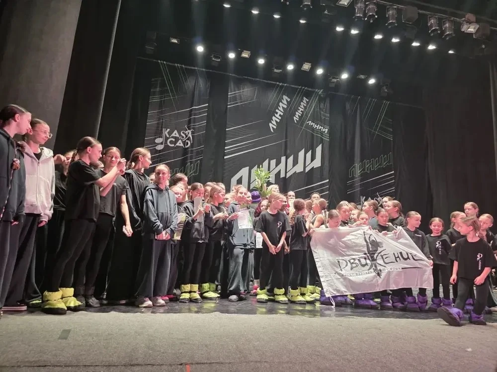 Щавинская Дарья , ученица 4"В" класса, и Щавинская Валерия, ученица 1"В" класса, в составе талантлив