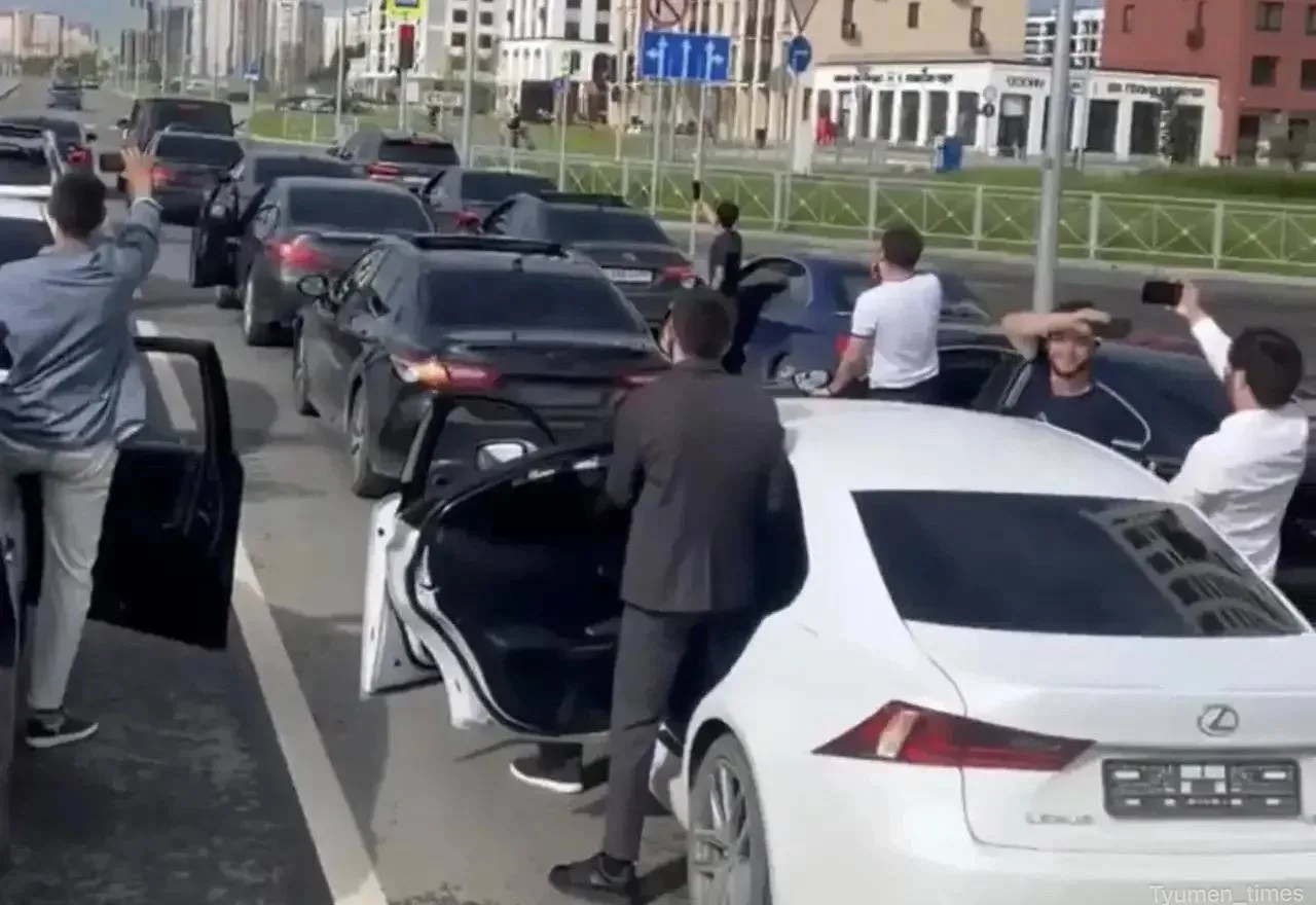 Госавтоинспекция проводит проверку свадебного кортежа из-за массовых нарушений правил дорожного движ