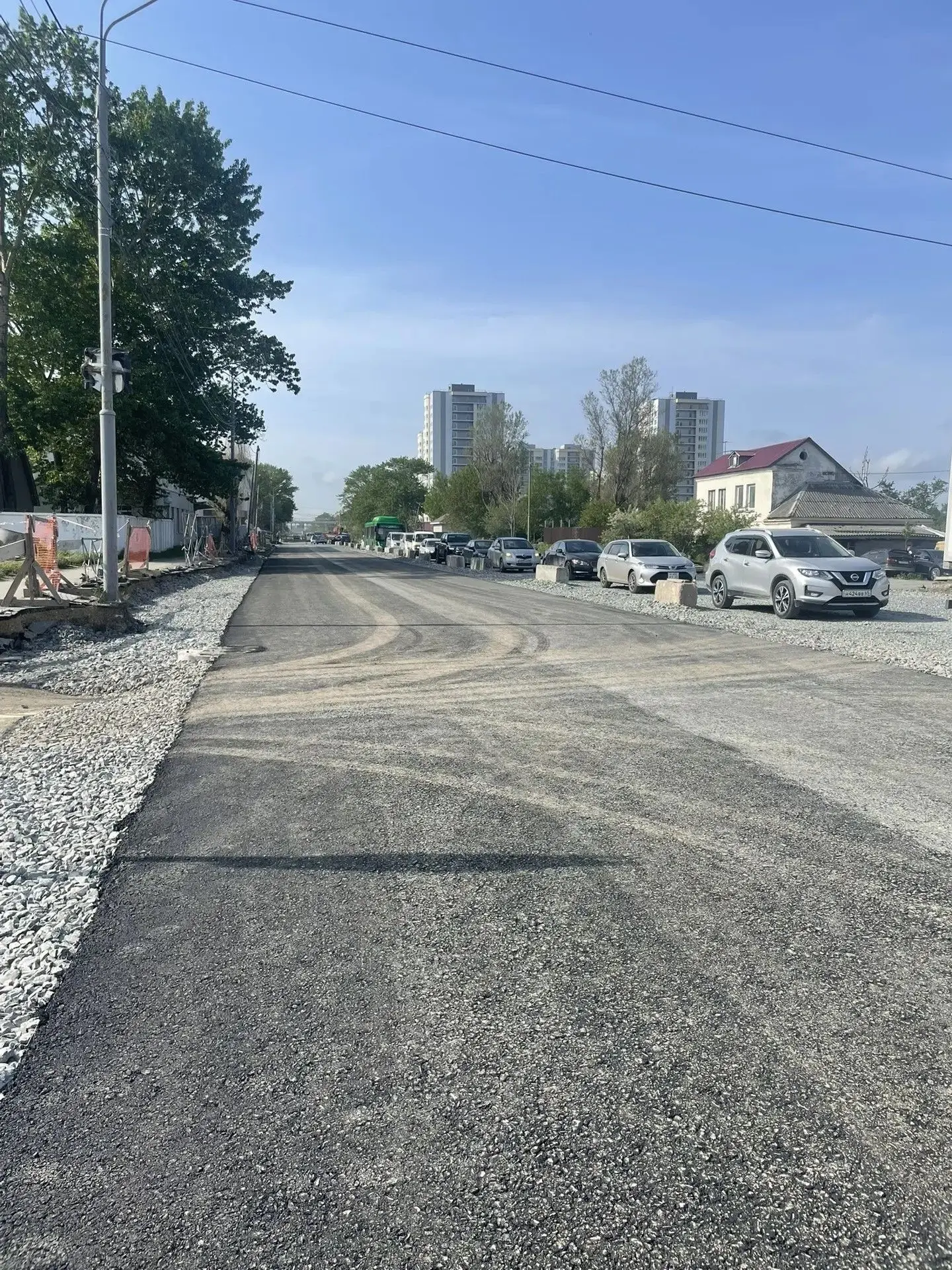 🚧На пр. Мира в Южно-Сахалинске приступили к устройству основания под тротуар и подготовке автодорог