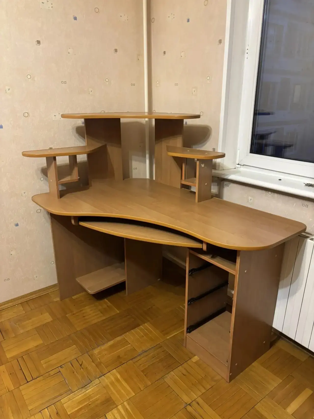 Отдам даром стол для компа угловой, состояние хорошее имеется потертость на полке для блока компа(на