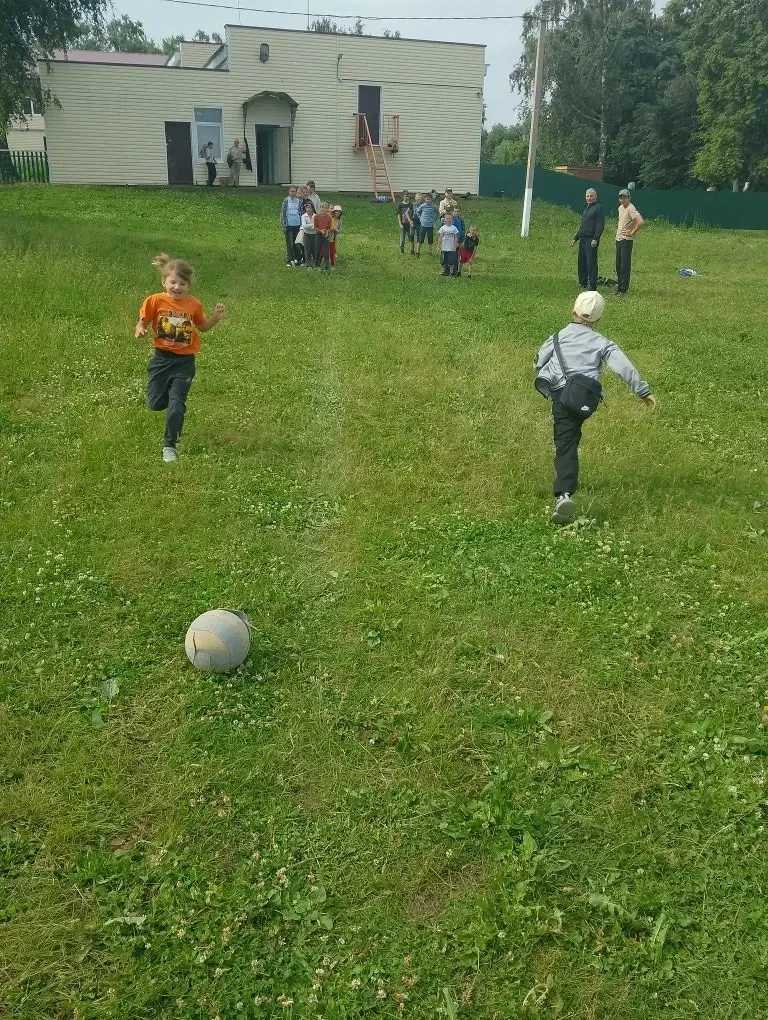 Сегодня в пришкольном лагере «Улыбка» прошёл день рекордов! 🏆 «Весёлые старты» зарядили энергией, н