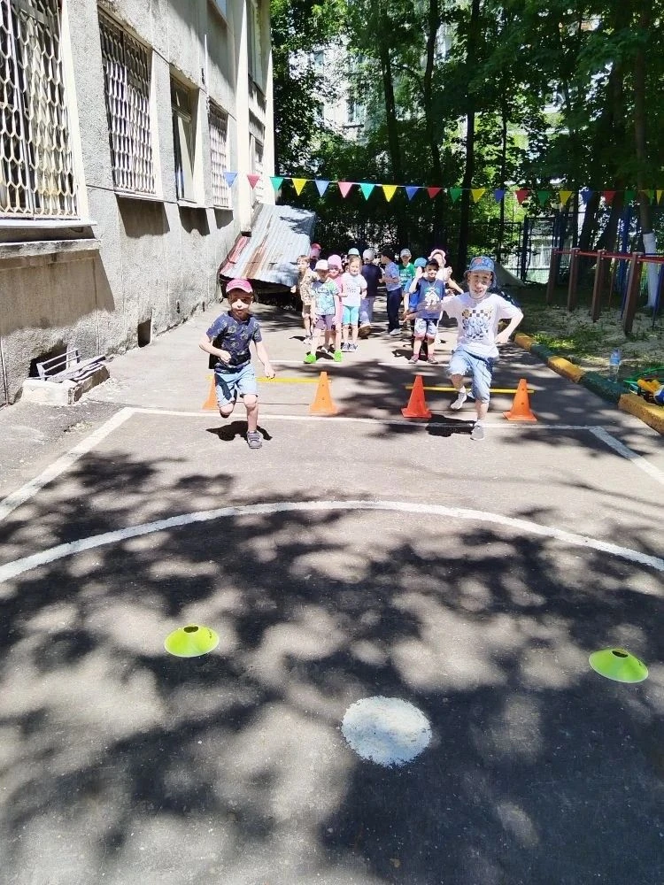 🌞Лето, 🤸спорт, 🥇победа
На свежем воздухе прошли долгожданные «Веселые старты» — летнее спортивное