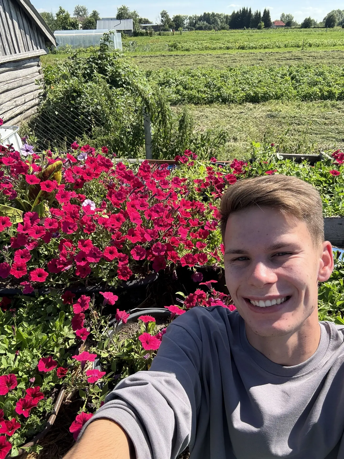 +43 на солнышке в Чувашии - не зря ее называют солнечной 🥵 
У вас какая погода и где ?