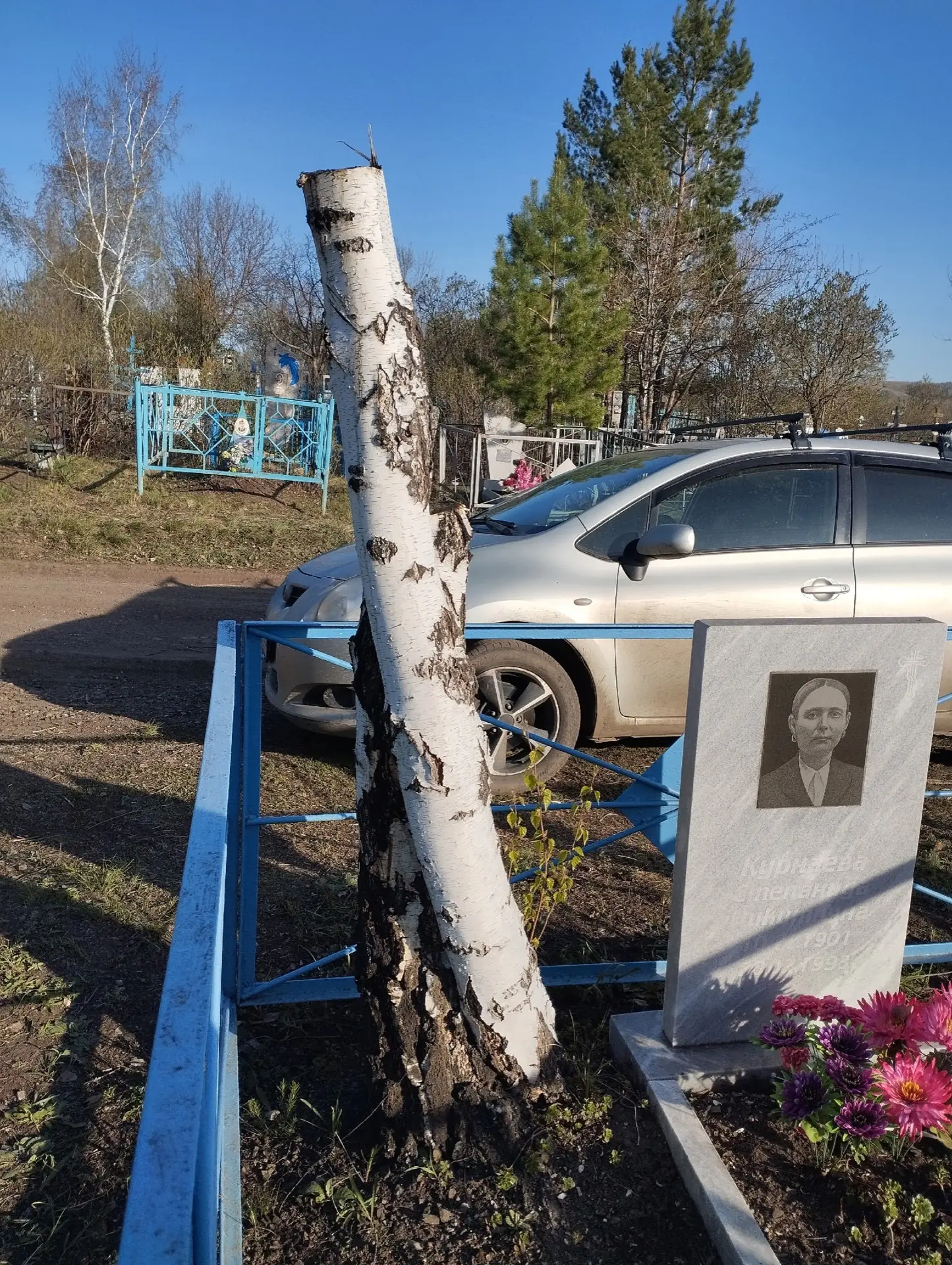 Сегодня приехали на кладбище в п.Дорстрой на могилу к бабушке, чтобы убраться. И увидели такую карти
