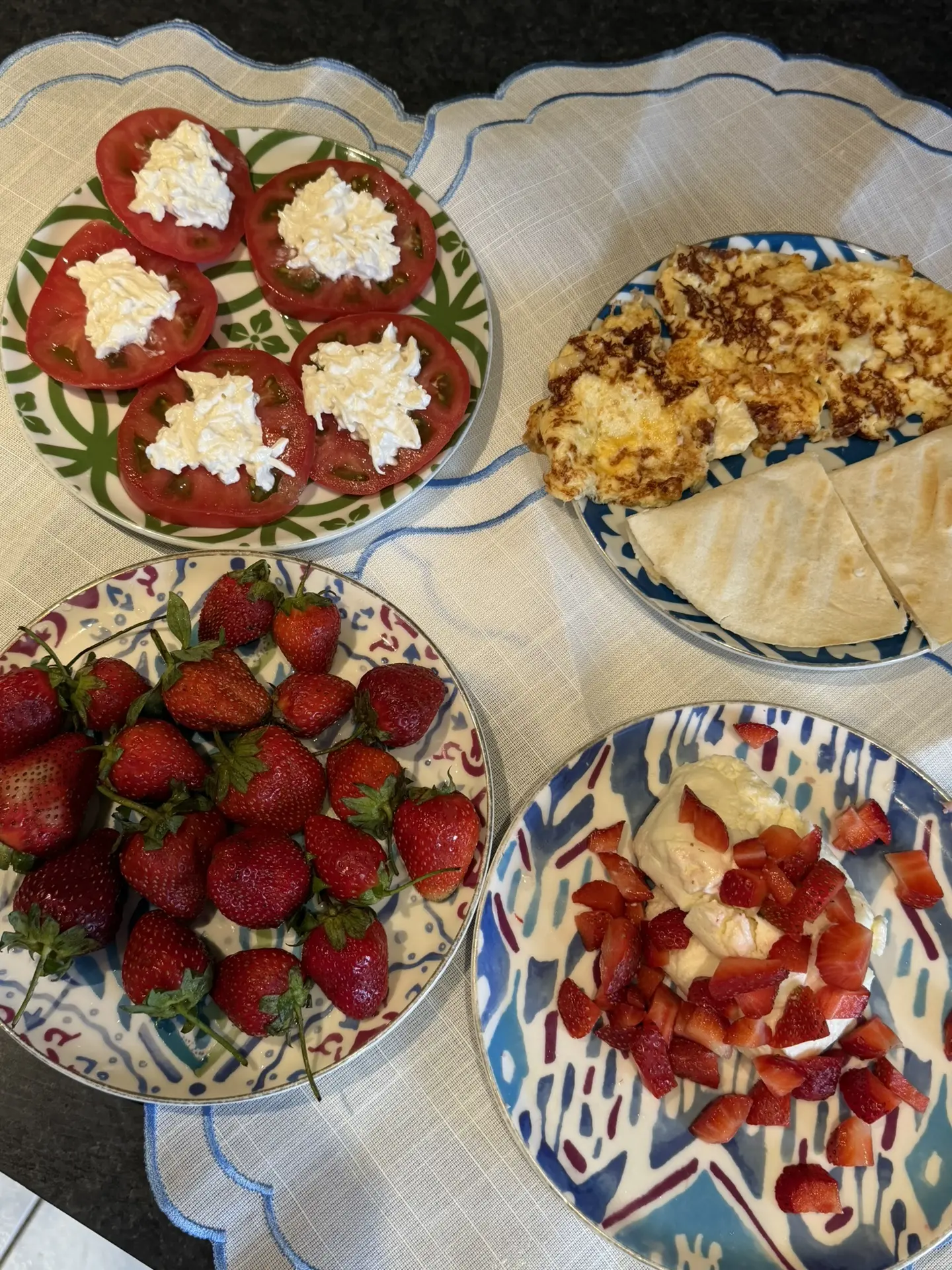 Когда в семье вкусы не сходятся решила сделать небольшой шведский стол:

Помидоры с сыром и чесноком