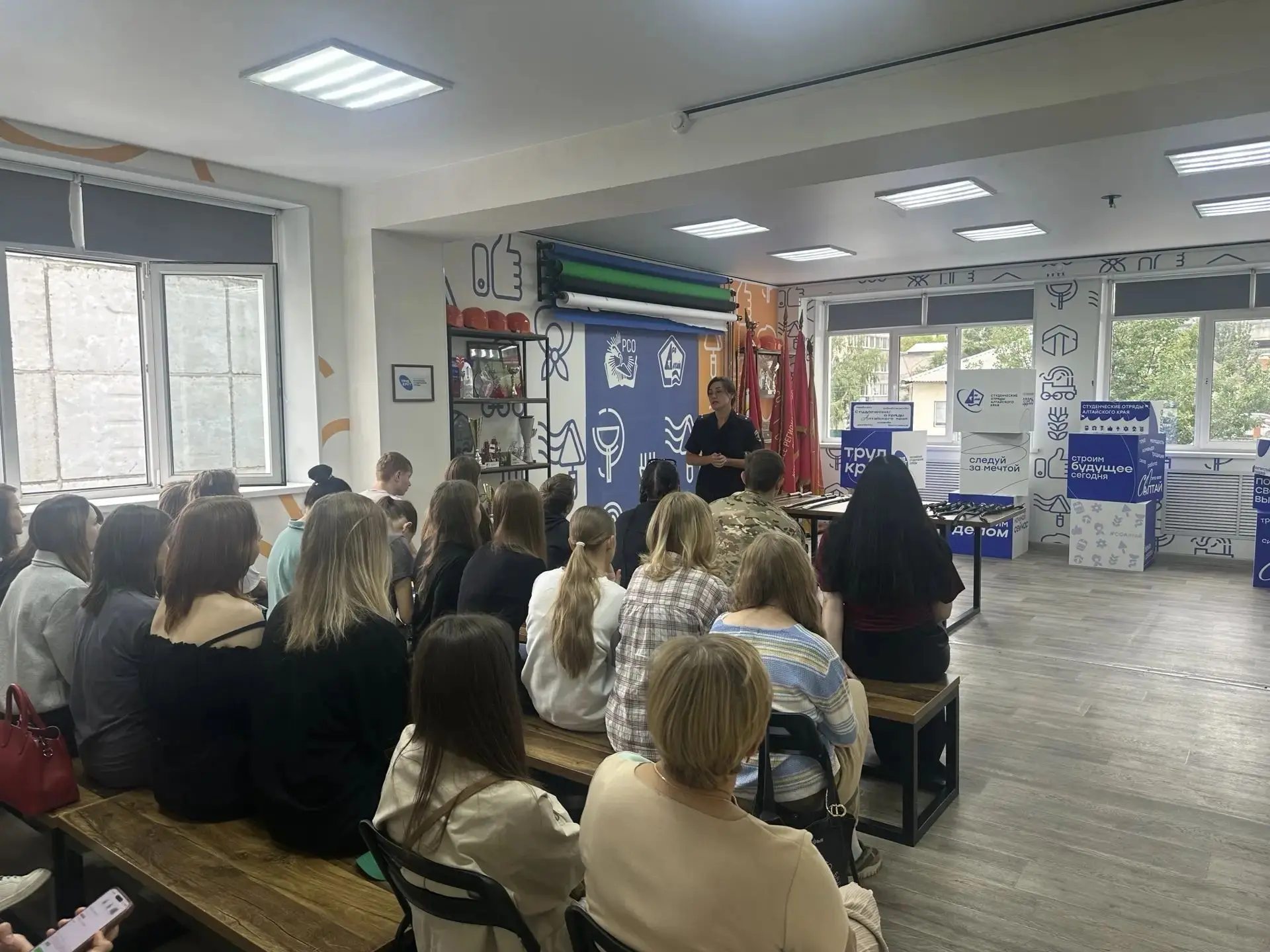 ⛔ Не только буквы на стенах: барнаульским школьникам рассказали об уголовной ответствен...