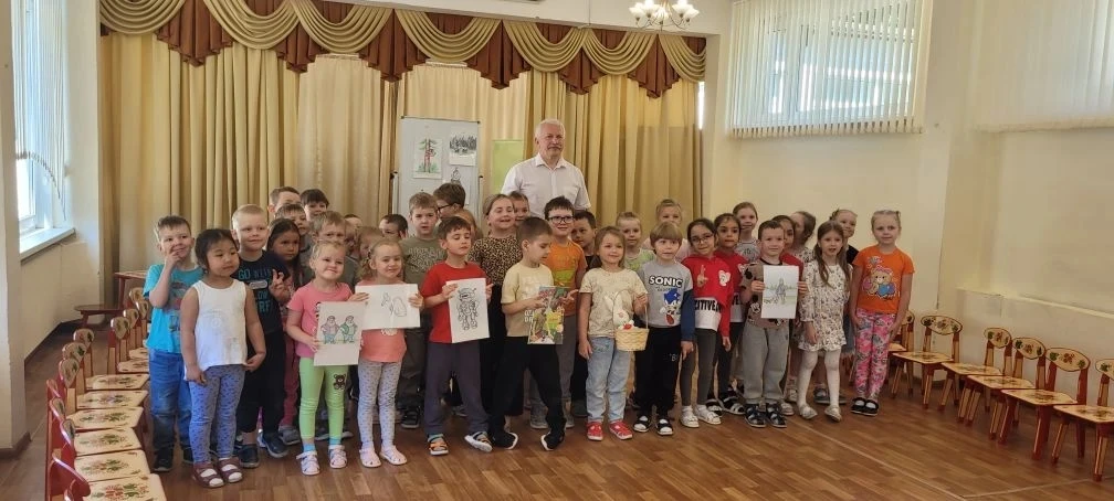 Сегодня в гости к ребятам дежурных групп "Божьи коровки" и "Звездочки" пришёл знакомый им Александр 