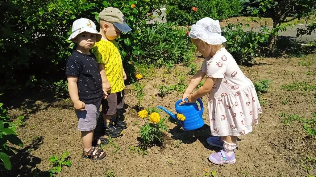 День эколога в ясельной группе прошёл так душевно и полезно! 
Малыши с невероятной аккуратностью и з