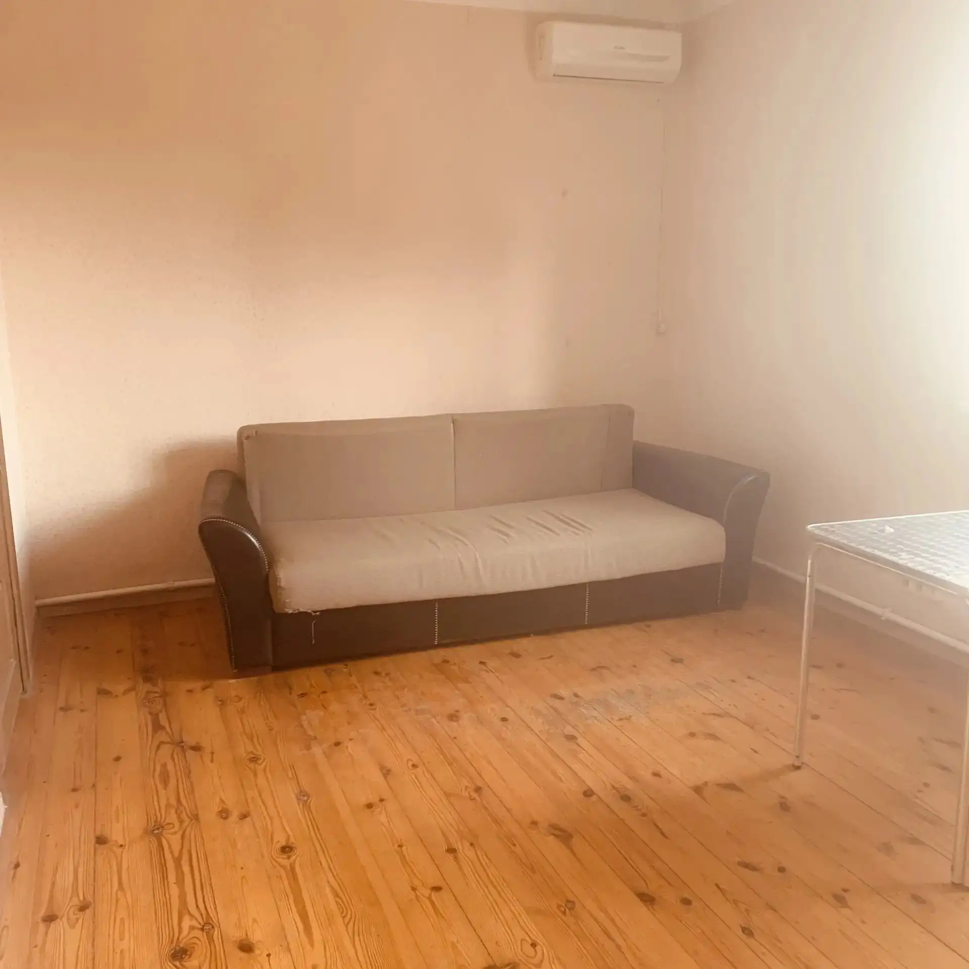 Сдам на длительный период 3 ком.дом в пер.Стальского. Оплата 35000 руб. + к/у. 89608985...