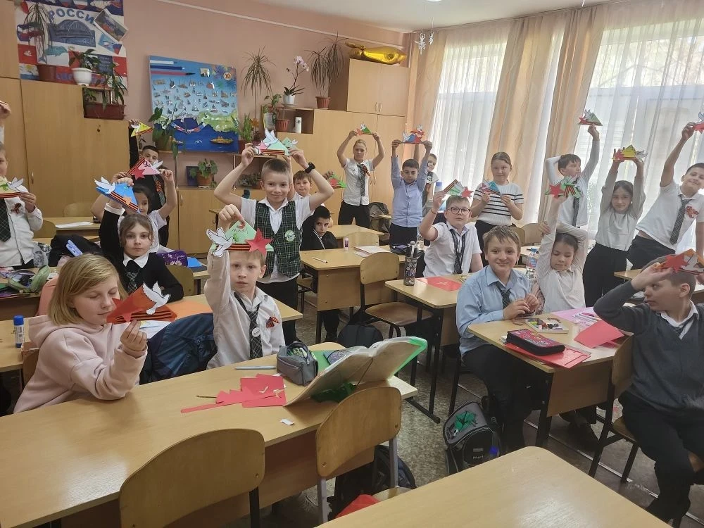 Накануне празднования Дня Победы учащиеся 2А, 3А и 4 А классов организовали гуманитарну...