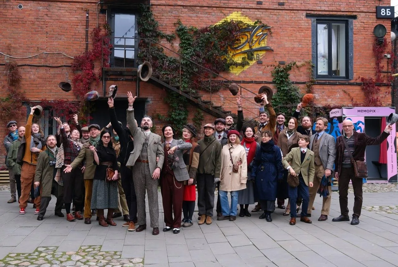 На улицах Петербурга сегодня развернулся ретрозаезд Tweed Hat Ride. Десятки горожан пер...