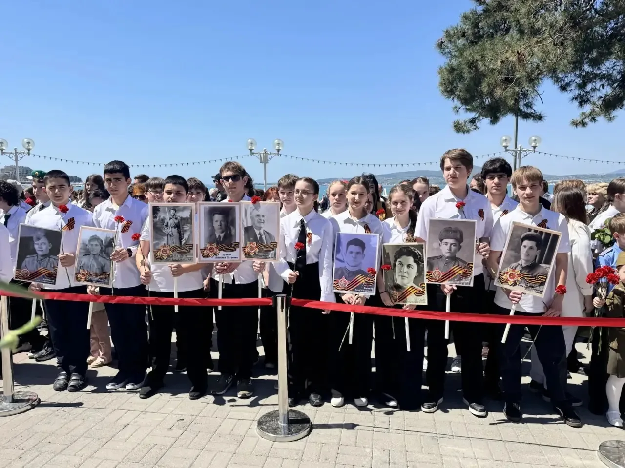 В день великой Победы, 9 мая 2026 года, учащиеся, родители и педагоги МБОУ СОШ №4 имени А.В. Суворов