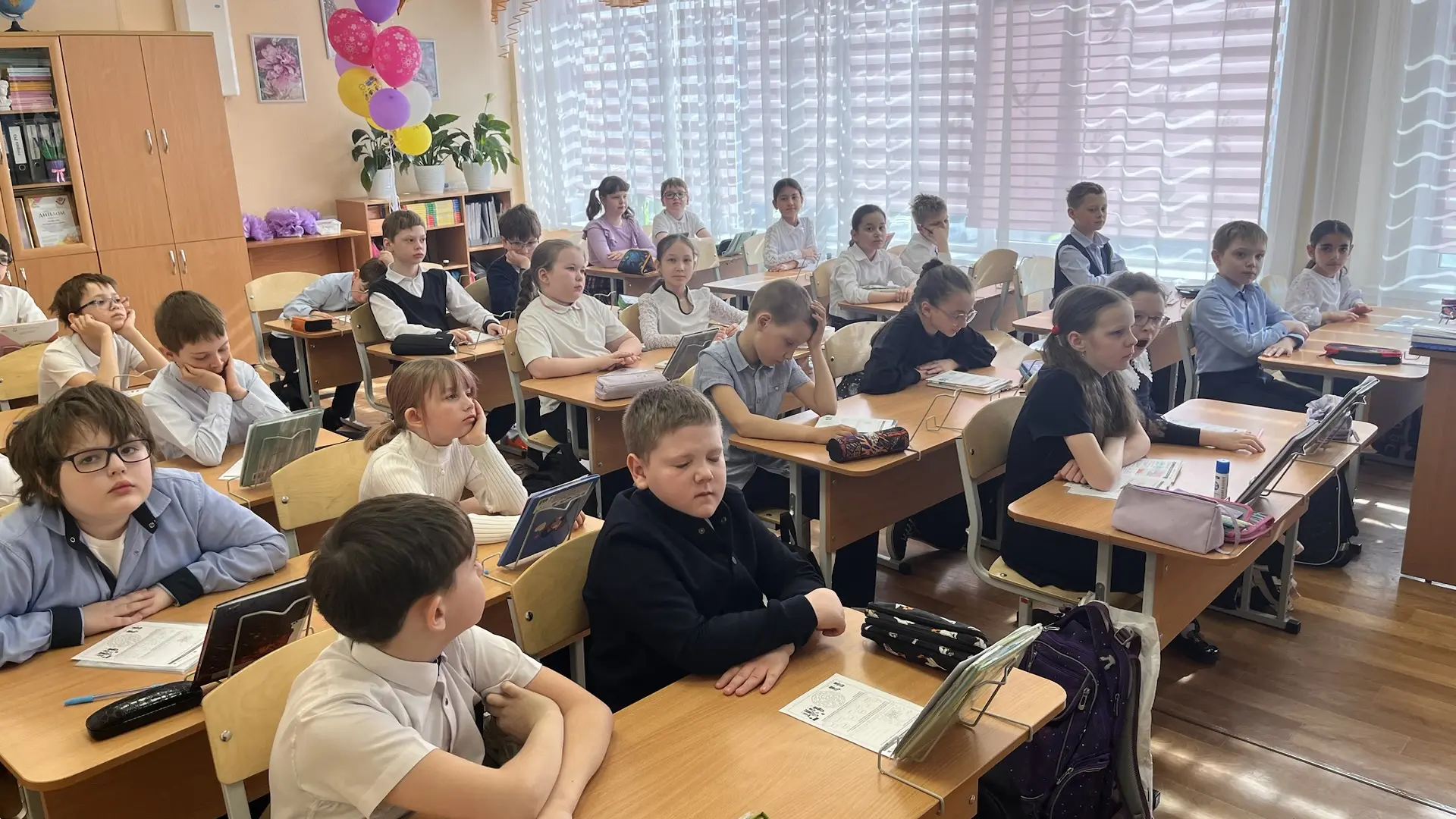 Новая учебная неделя началась с торжественной церемонии поднятия Государственного флага Российской Ф