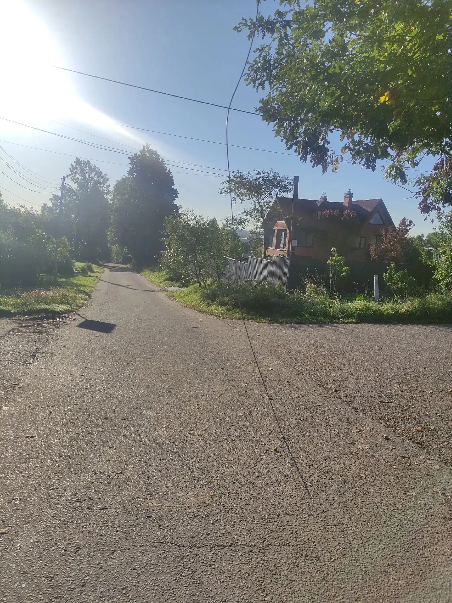 По центру улицы висит оторванный провод Икшанская улица.