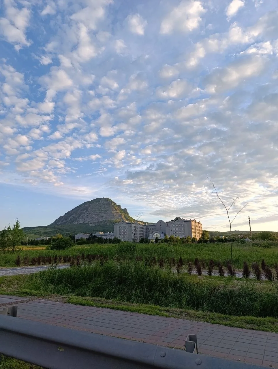 Нет пока чёткой уверенности, что день пройдет без дождя
🌦

В последний выходной недели тучки всё-та