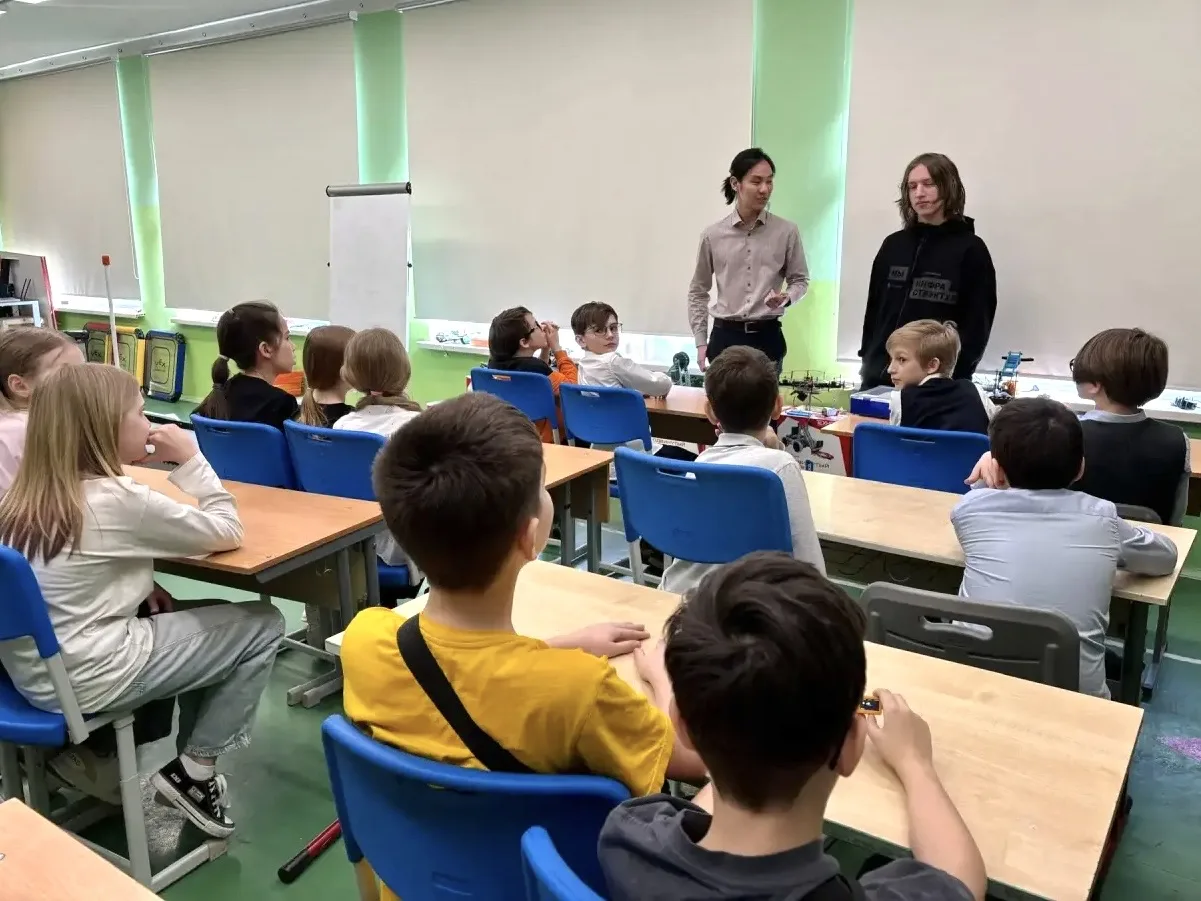 ПЯТИКЛАССНИКИ ОСВАИВАЮТ РОБОПОЛИГОН  ✅ В этом учебном году пятиклассники погрузились в новый блок ку