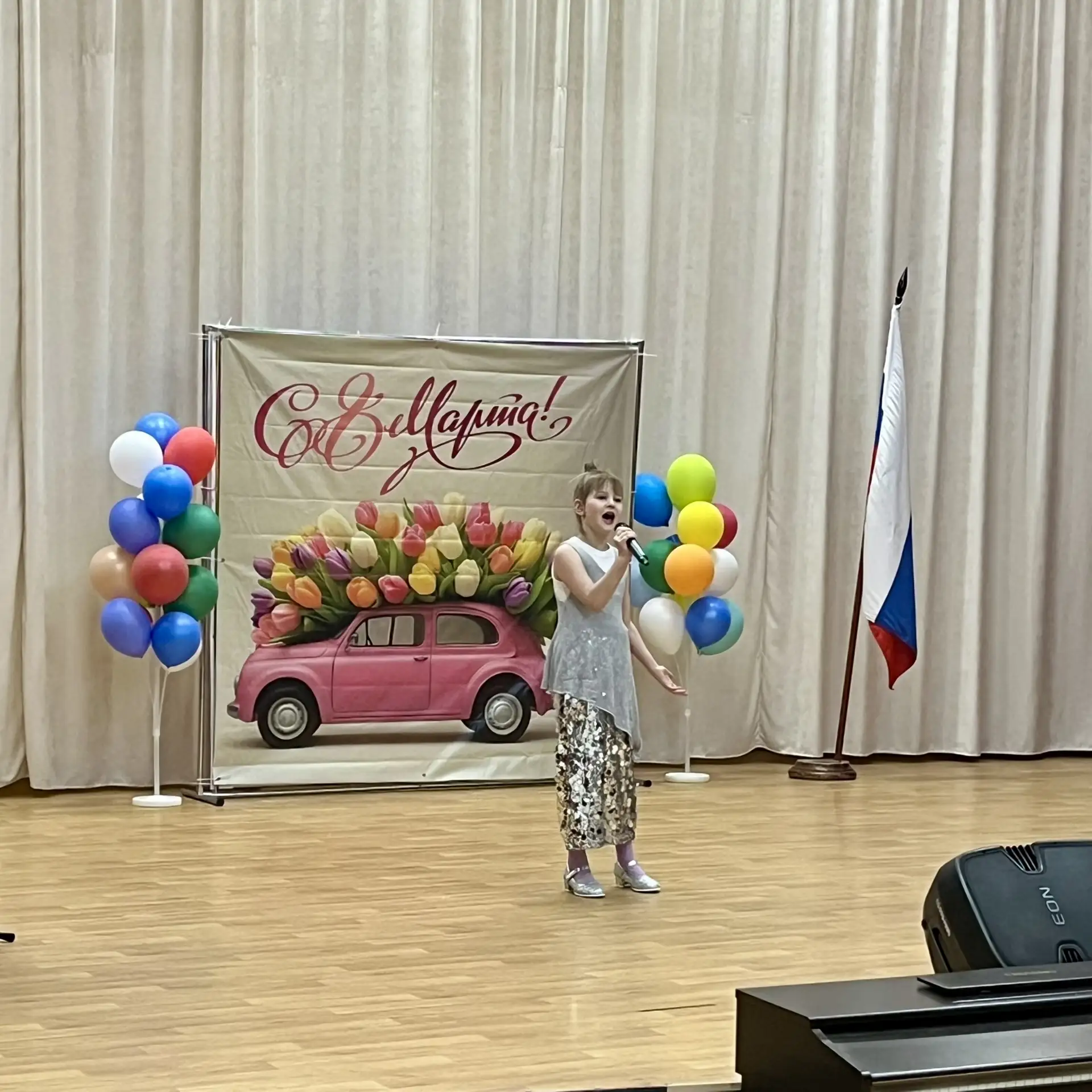 🌸💐🎶 В преддверии Международного женского дня в МАОУ «СОШ № 40» состоялся душевный праздничный концер