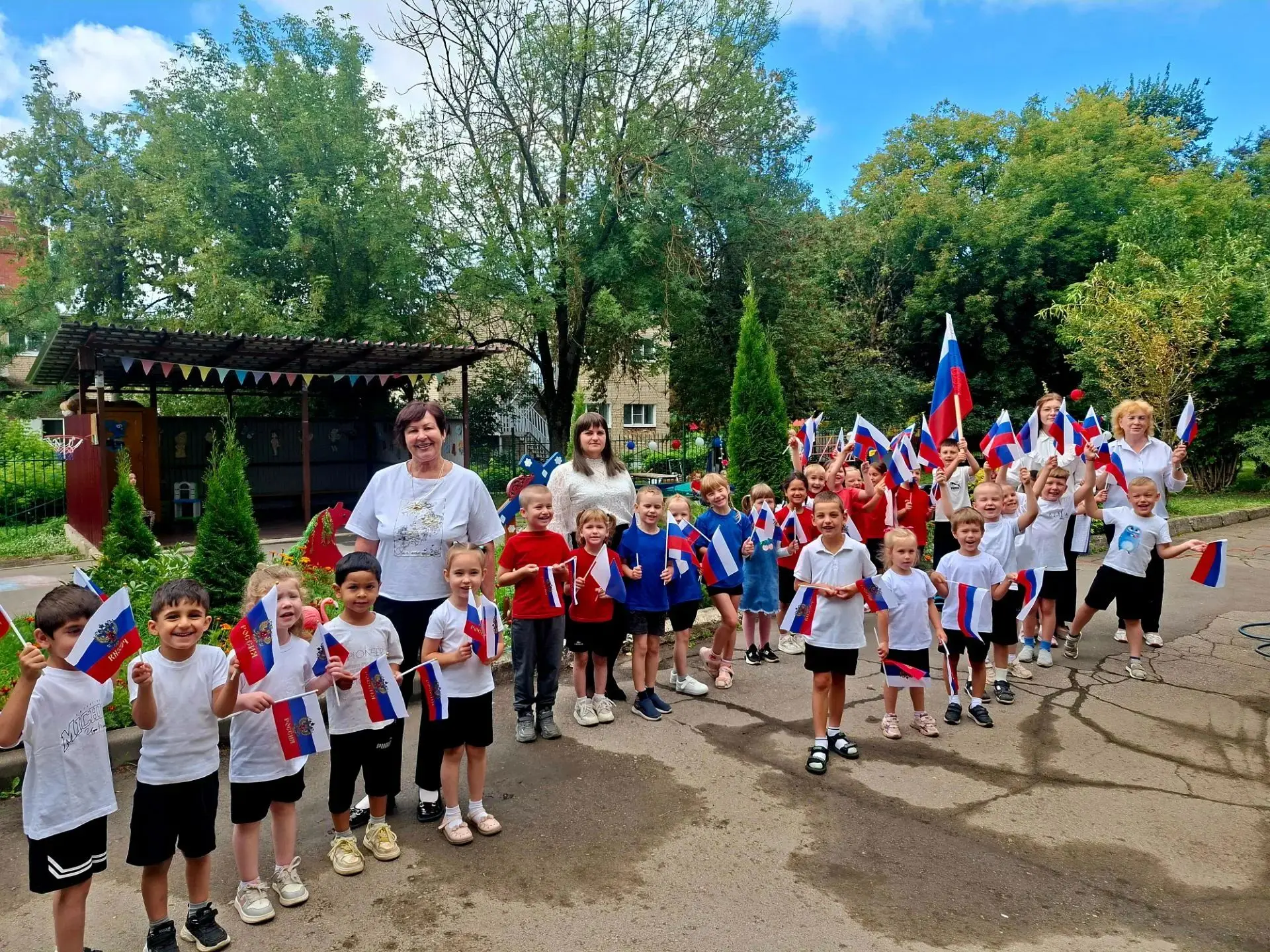 🇷🇺 В МБОУ «Центр образования №3» прошёл музыкально-спортивный праздник, посвящённый Д...