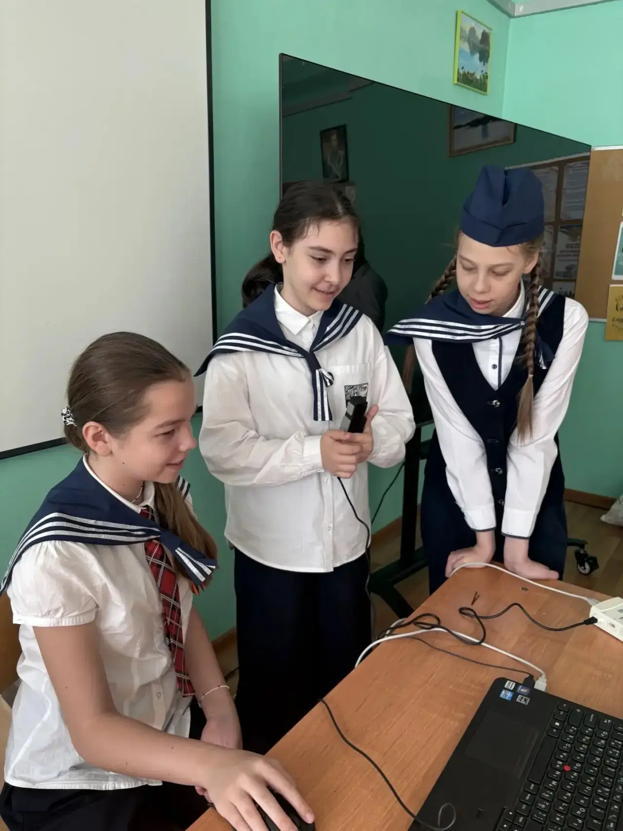 📢 Что скрывает твоя рука? Узнали пятиклассники!  На этой неделе на внеурочке в 5-х классах, под руко