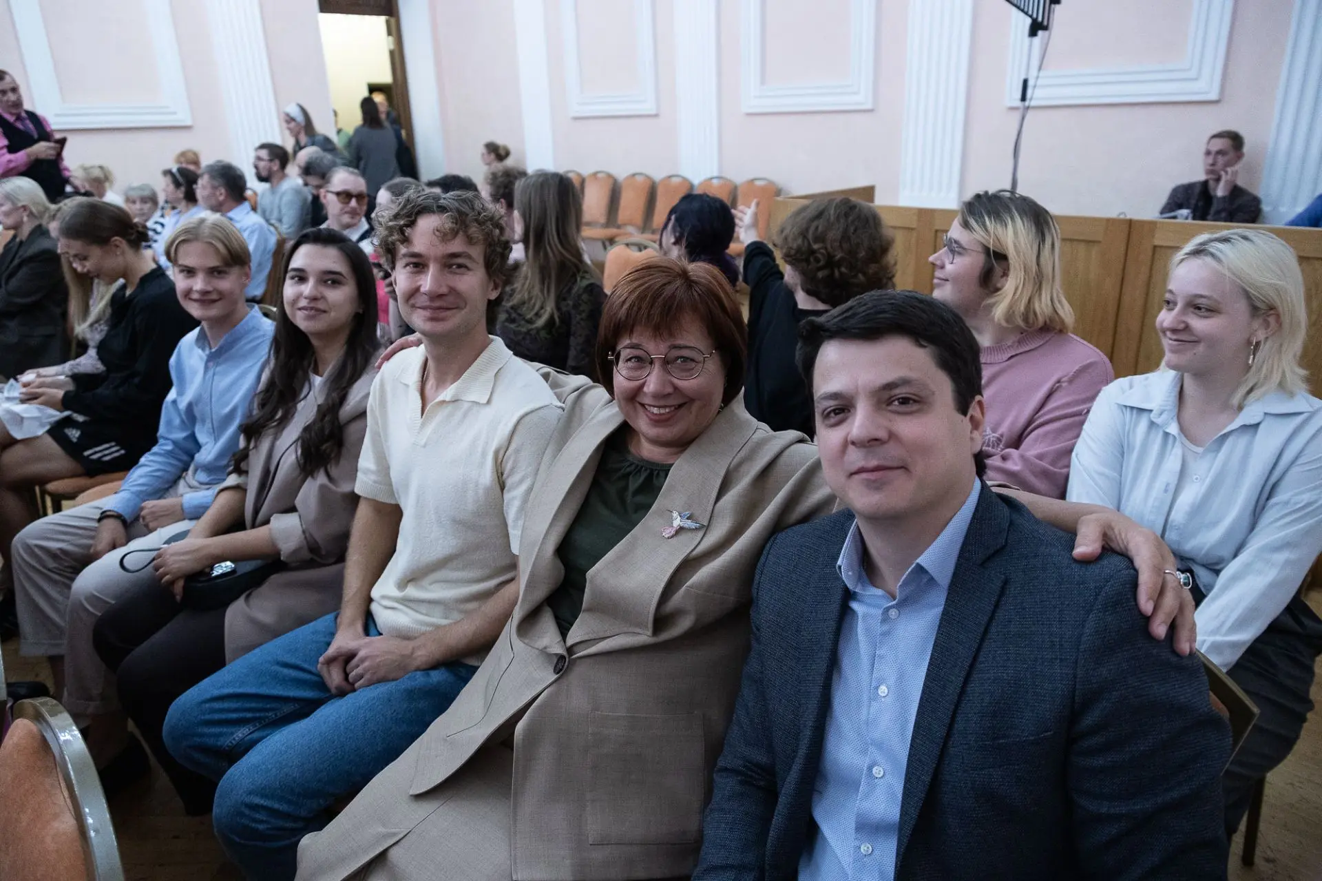 Собрание трудового коллектива – это теплая встреча после летних каникул, подведение ито...