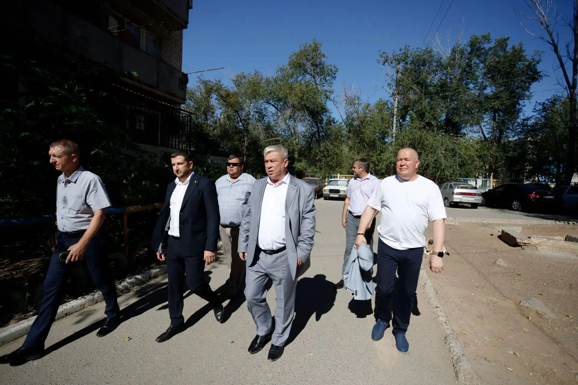 Глава администрации Трусовского района Сергей Васильевич Плотников совместно с кандидат...