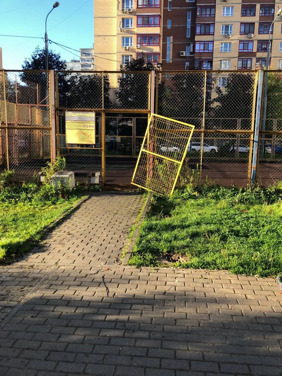 Сломана дверца на спорт площадке. Ориентир- Двор Юбилейная, 30.