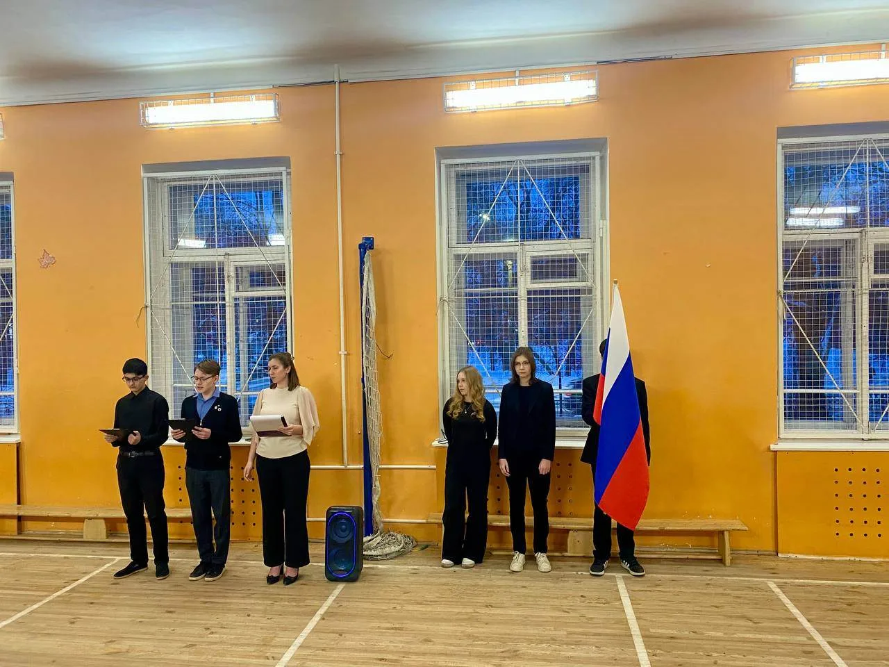 Утро понедельника начинается с традиций! Сегодня в нашей школе прошла еженедельная торжественная лин