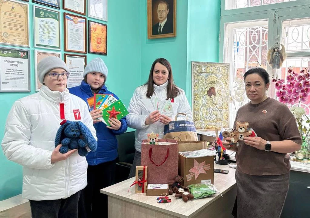 От Кисточки до Передовой: Подарки, Сделанные Руками Учеников, Отправились К Защитникам! 🛡️  В преддв