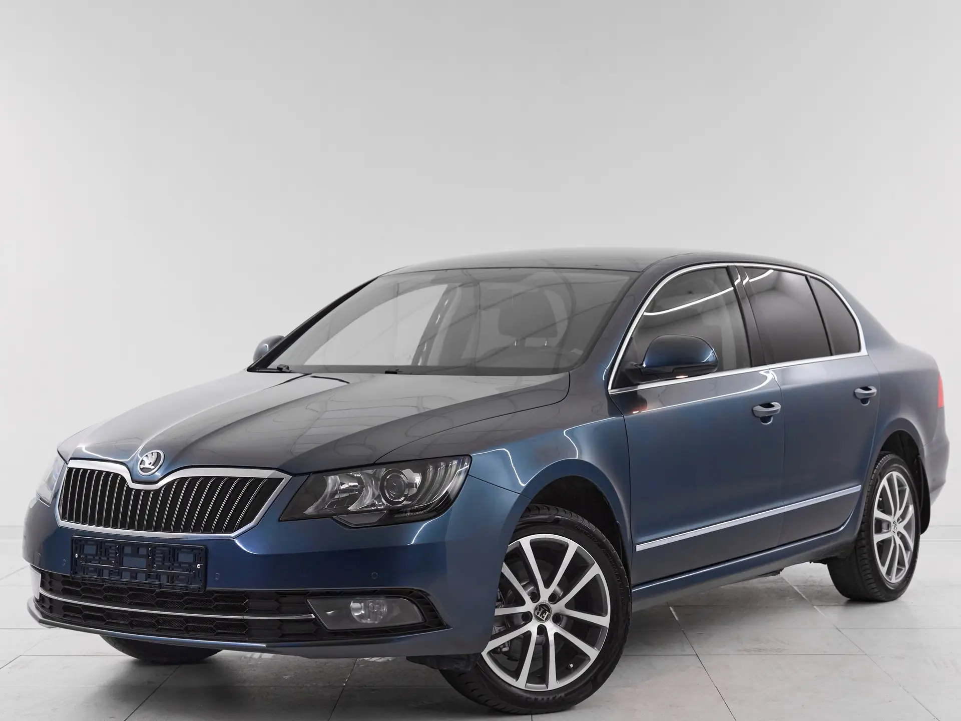 В НАЛИЧИИ Skoda Superb 2014 года в комплектации Elegance с пробегом