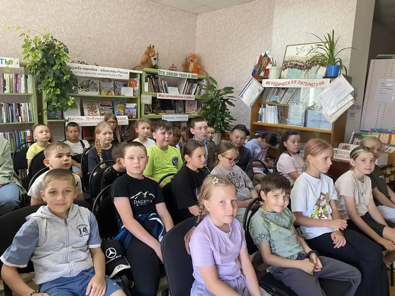 Сегодня в библиотеке семейного чтения царила особенная тишина — тишина памяти. Здесь прошел час памя