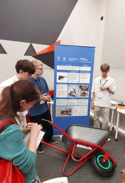 🏆Команда 10 «А» класса стала победителем Открытой городской научно-практической конференции «Наука д
