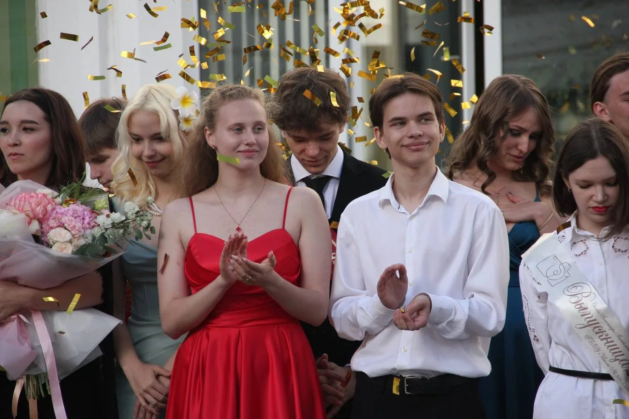 🎉Выпускной!

11 лет пролетели как один яркий миг. И вот наши дорогие выпускники стоят на пороге сов