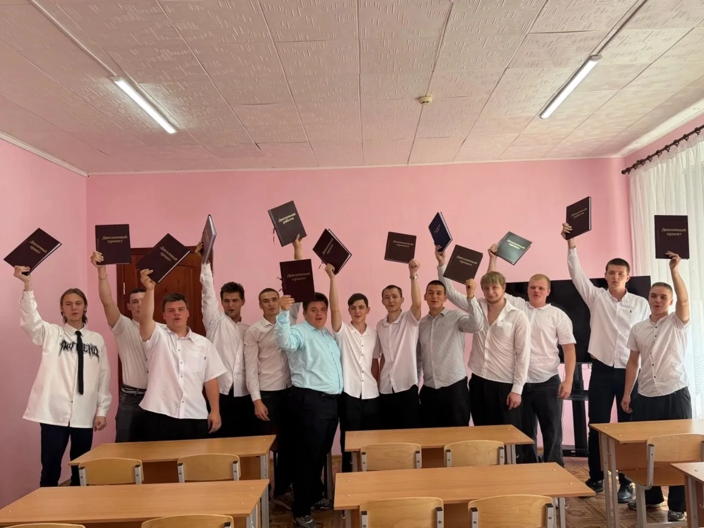 ✨ЭЛЕКТРИКИ КРАПЭК ЗАЩИТИЛИСЬ 
20 июня — первый день защит дипломных проектов в КраПЭК
 
💡Выпускники