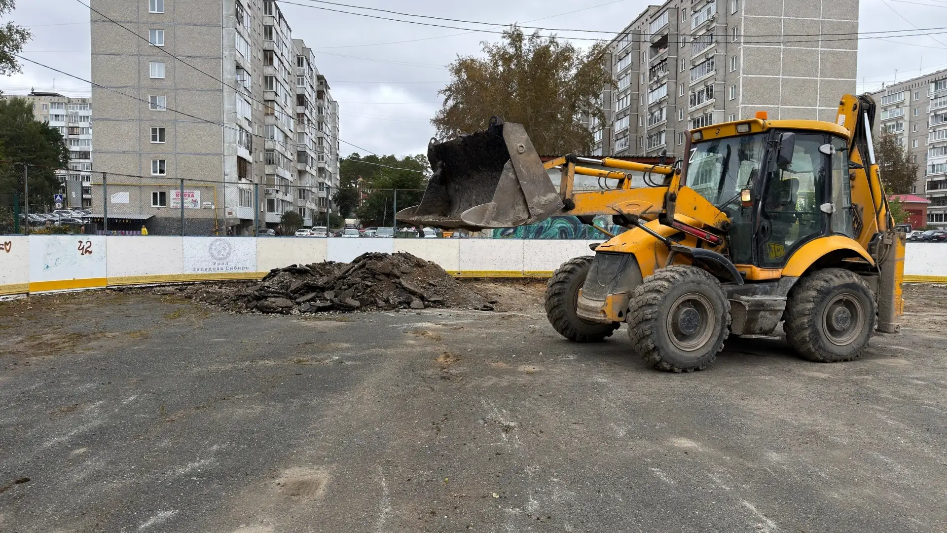 На корте у девятой школы кипит работа — продолжается подготовка площадки к зимнему сезо...