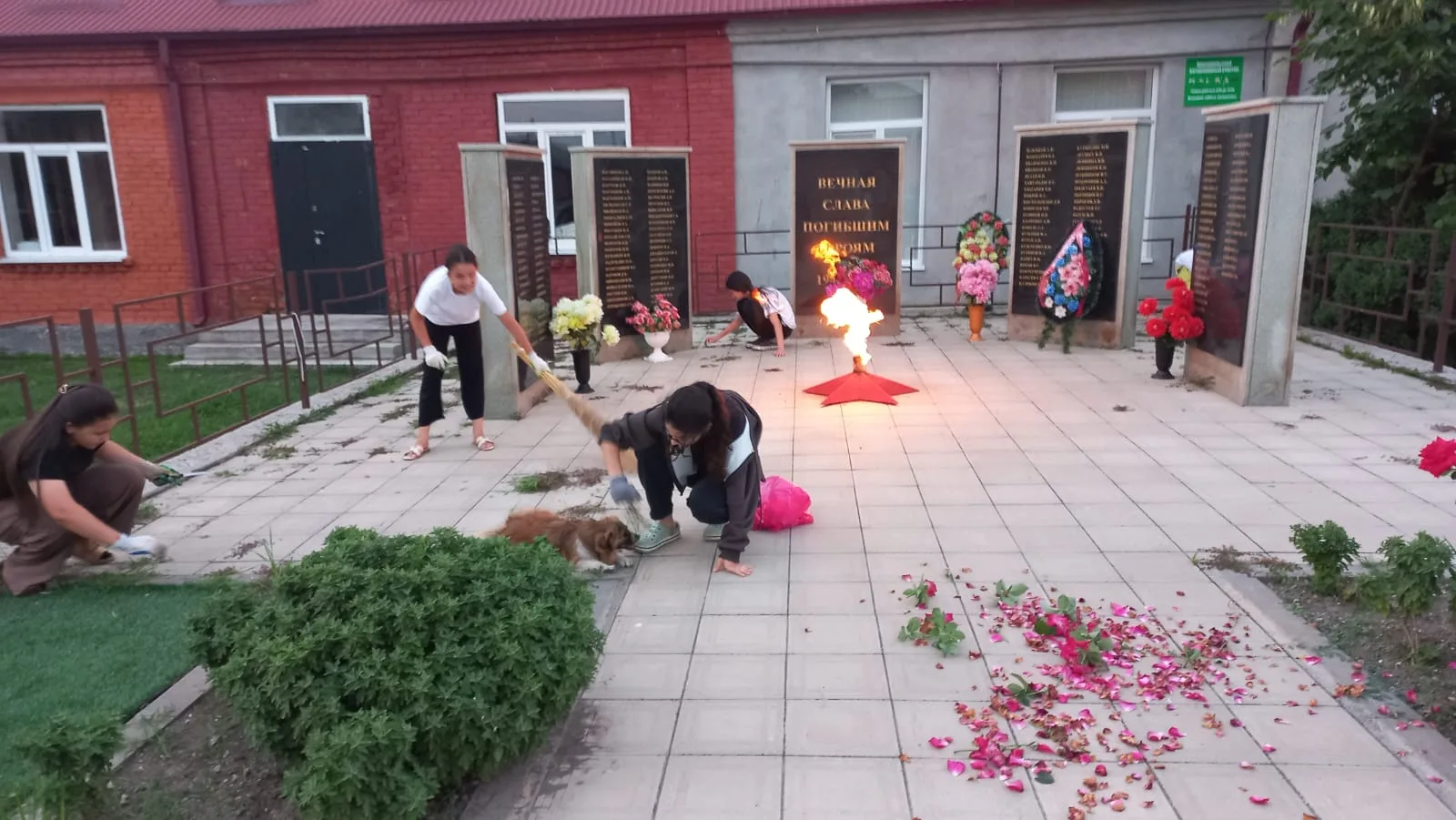 Для активистов первичного отделения „Движения Первых“ МБОУ СОШ с. Комсомольское уборка ...