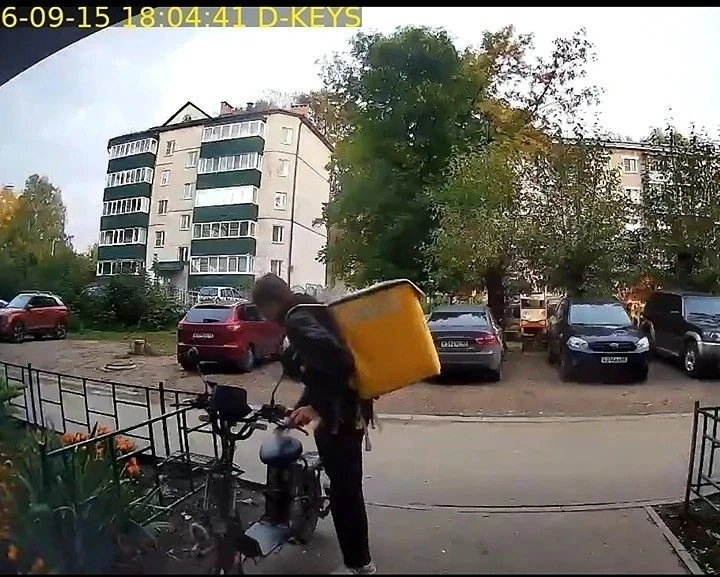 Делала заказ в Яндекс Еде. Данный курьер на фото привез заказ, сфотографировал его у дв...