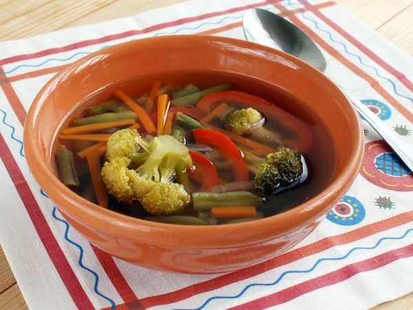 🍲 Легкий овощной суп.  Ингредиенты:  - Брокколи – 8-10 соцветий   - Фасоль зеленая – 2-3 горсти   - 