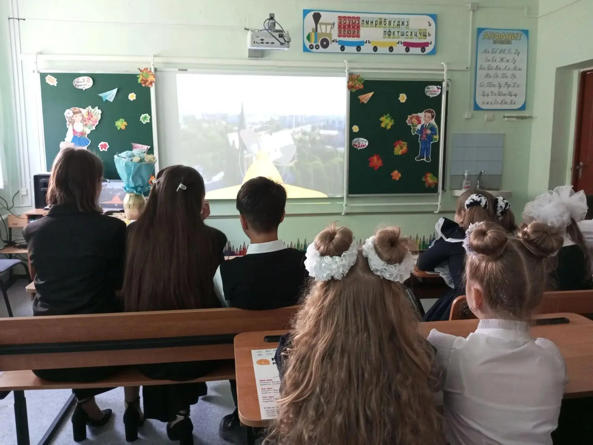 «Самолетик-навигатор»: девятиклассники проложили маршрут для первоклассников