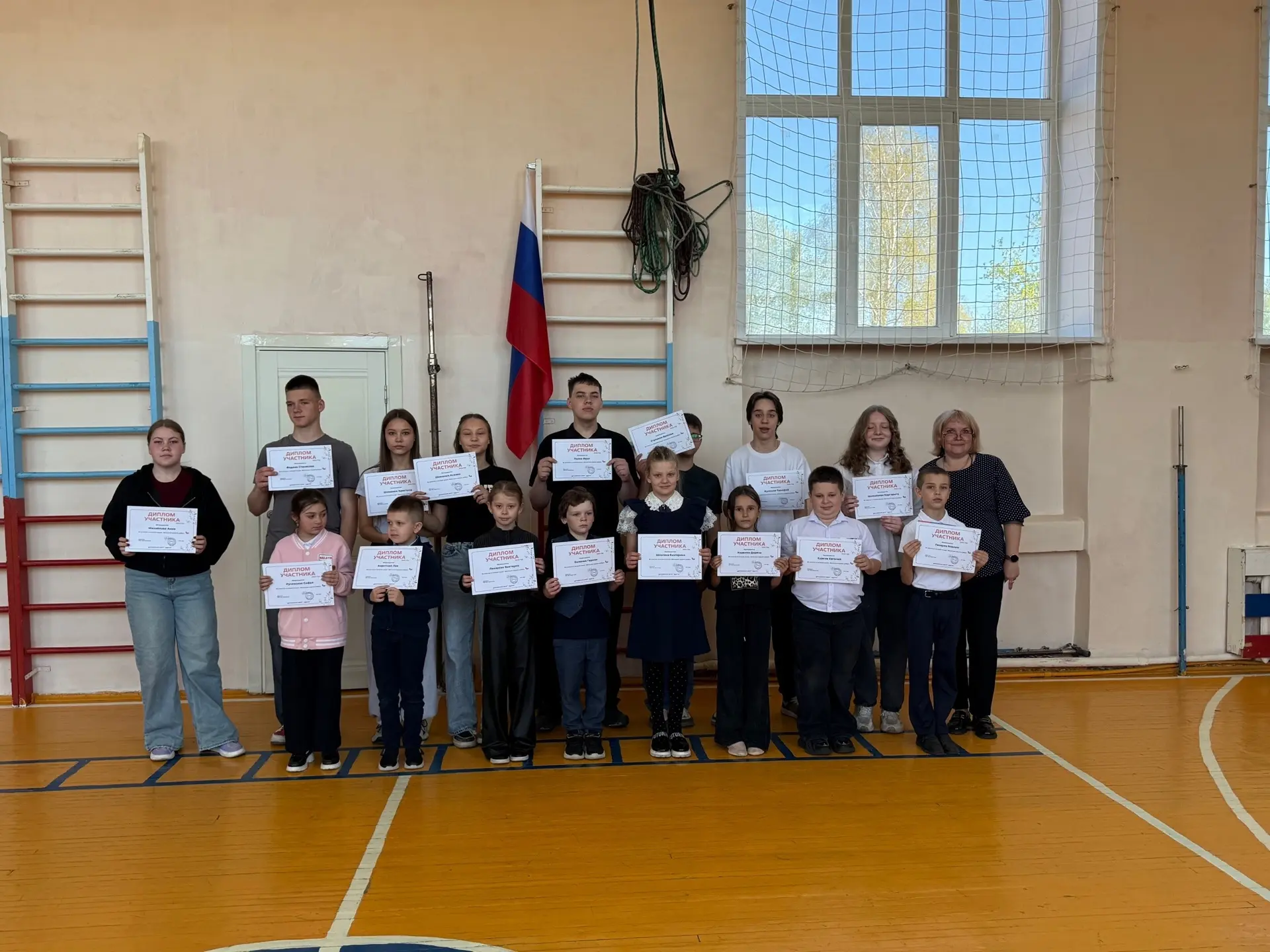 🎓 Сегодня в нашей школе прошла торжественная линейка, посвященная окончанию учебного г...