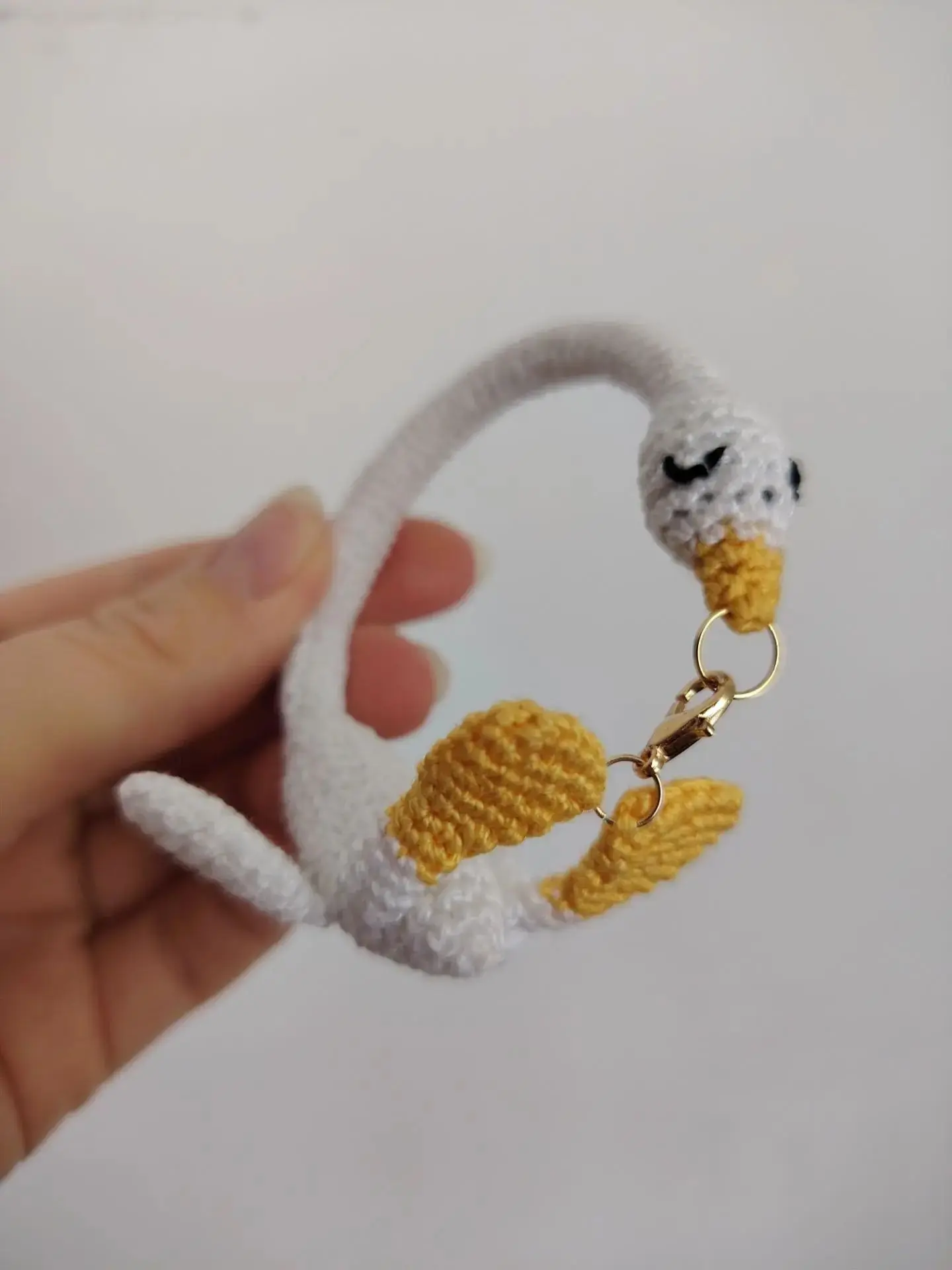 Вязаный браслет в виде гуся— встречали ли вы такой? А у нас есть) 🤍🦆
