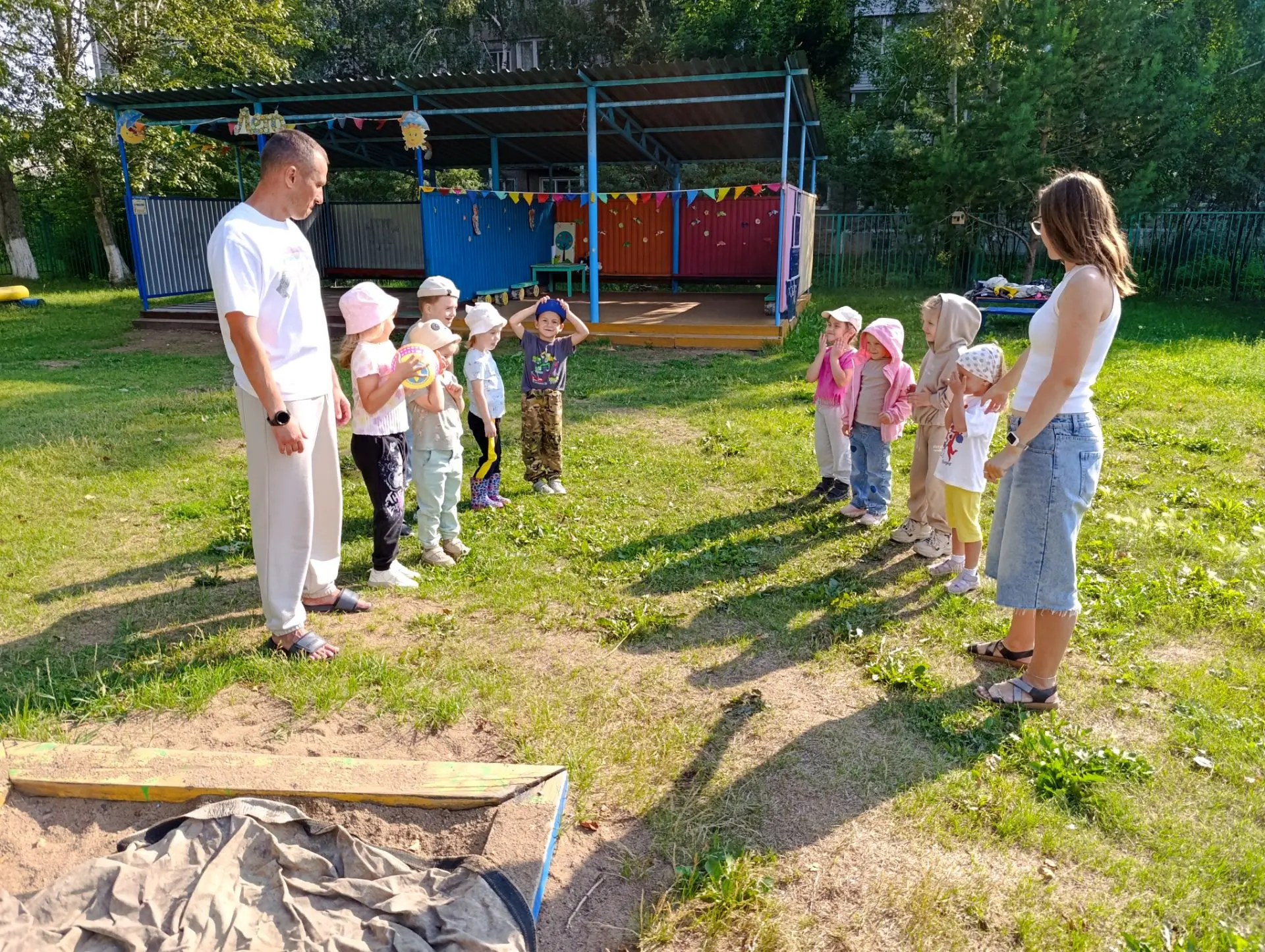 Группа "Теремок" объединила родителей и детей  в "Игру в мяч" (якутская народная игра).
Играющие дел