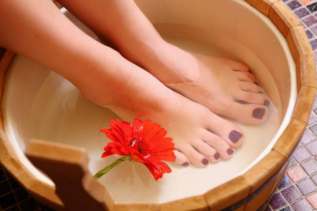 🛁 Ванночка для ног с яблочным уксусом — простое средство для здоровья и комфорта