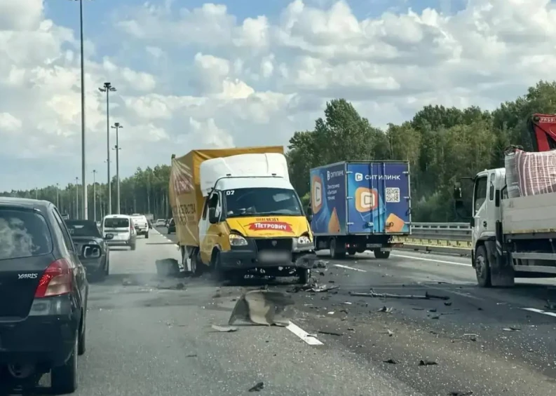 Три автомобиля столкнулись на КАД: известно об одном погибшем