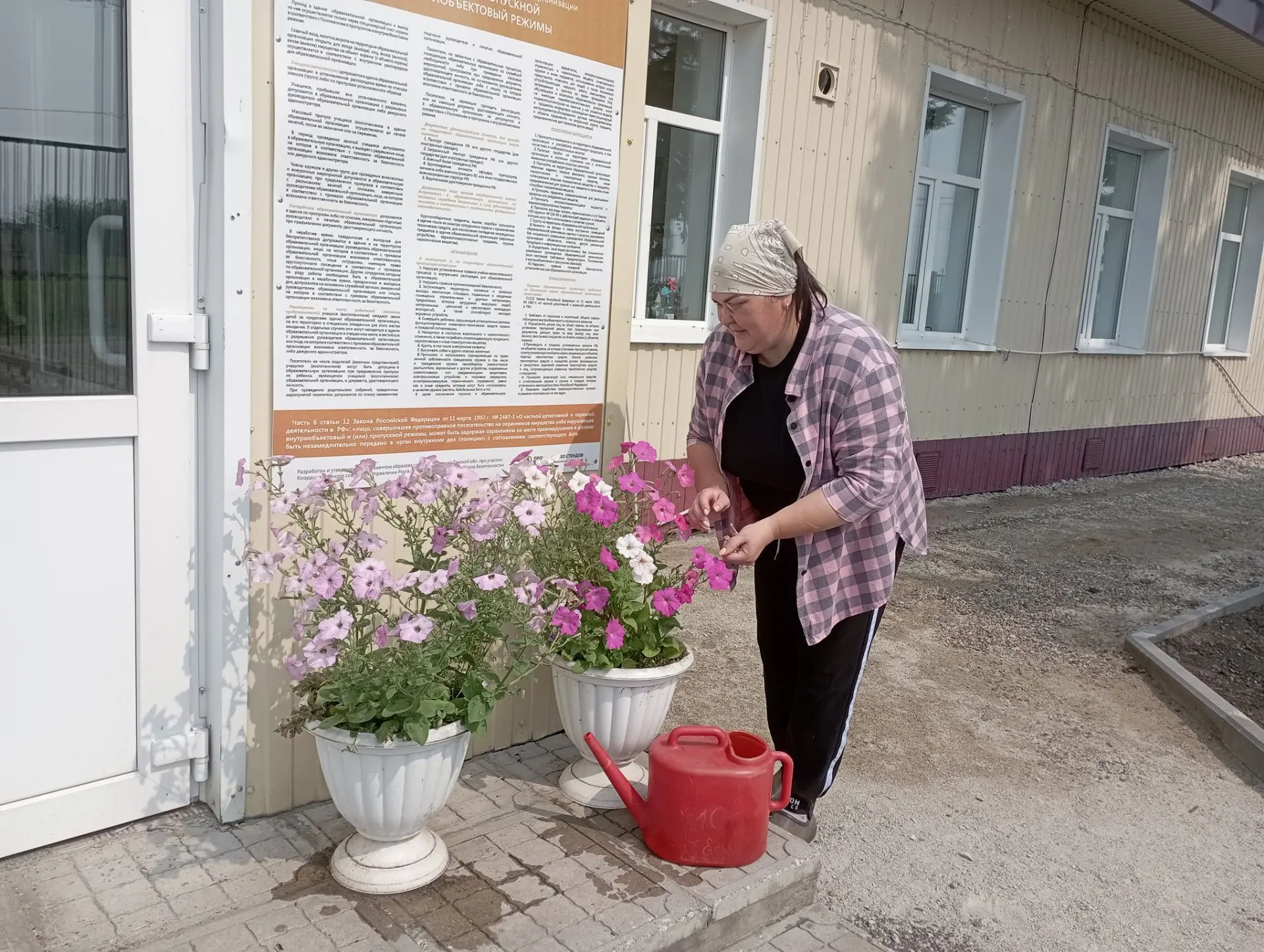 Благоустройство территории продолжается.