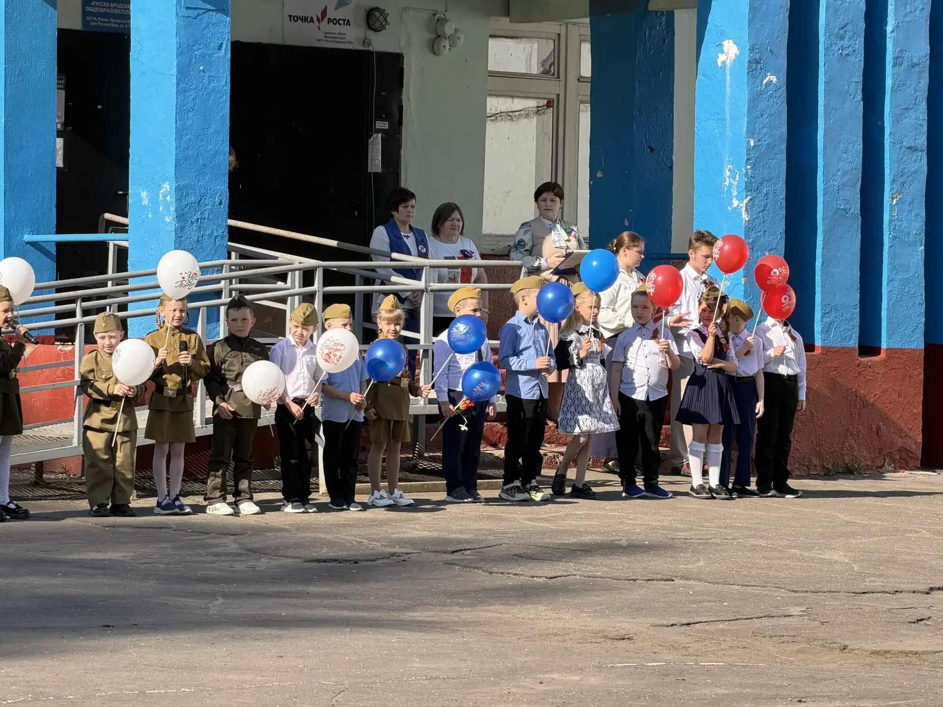 🇷🇺Связь поколений: торжественная линейка, посвященная 9 Мая.
