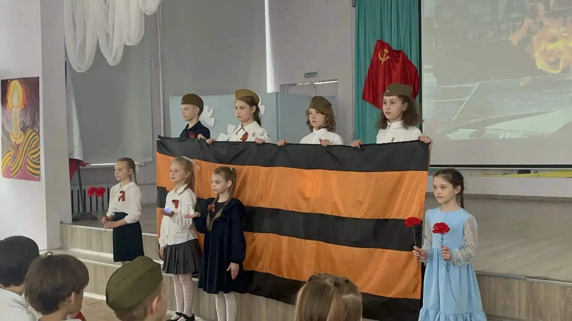 8 мая прошёл праздник, посвящённый Дню победы «Поклонимся великим тем годам» во 2-х классах. Учащиес